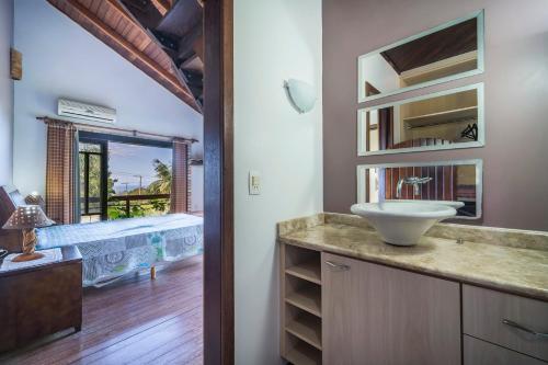 邦比尼亚斯Casa vista incrível com piscina centro Bombinhas的浴室配有盥洗盆和浴缸。