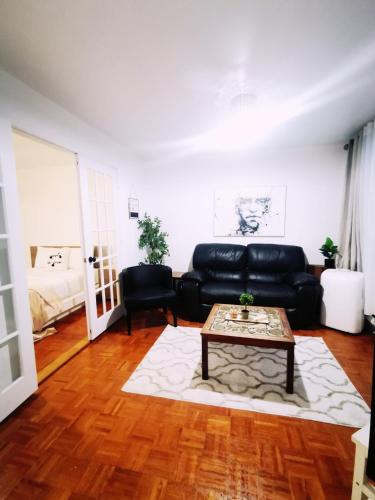 Plush 2 bedroom unit 5min Downtown Off Wellington的休息区