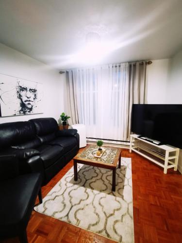 Plush 2 bedroom unit 5min Downtown Off Wellington的休息区