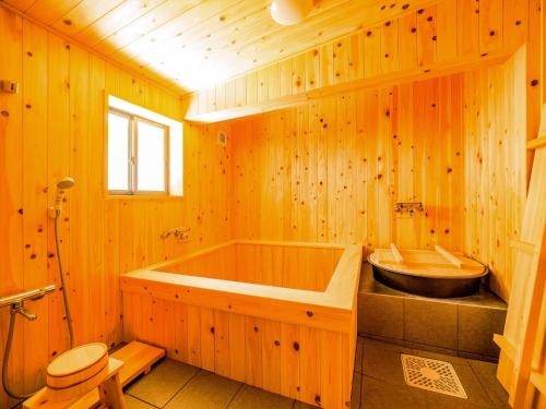 长滨市ChikubuYuan - Vacation STAY 53624v的木制浴室设有浴缸和水槽