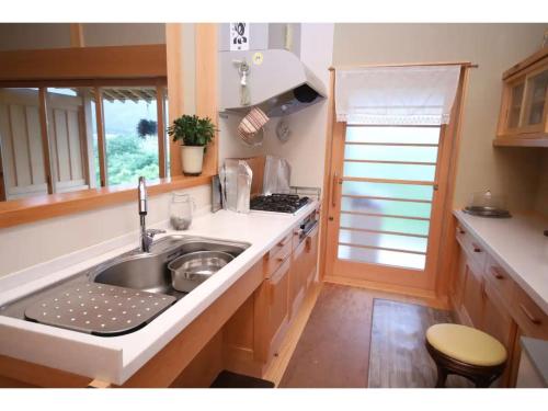 高山Villa MITORE-YA - Vacation STAY 13536的厨房配有水槽和炉灶
