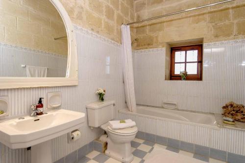 BirbubaPonderosa Holiday Home的白色的浴室设有水槽、卫生间和浴缸。