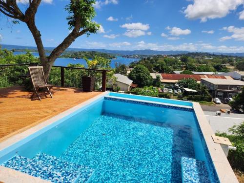维拉港Bamboo Villa的享有水景的甲板上的游泳池