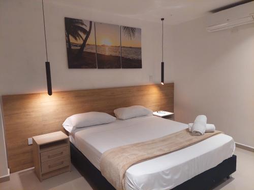 圣安德烈斯Bahia San Andres Hospedaje的一间卧室配有一张大床和木制床头板