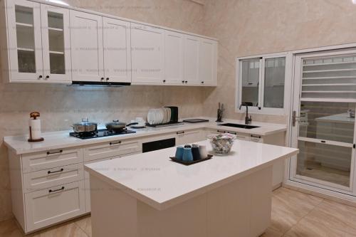 东港向海湾旅宿的厨房配有白色橱柜和白色台面
