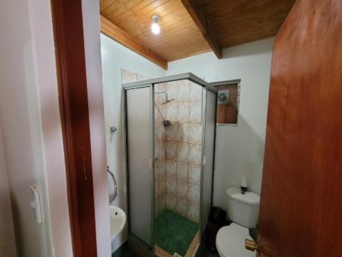圣佩德罗·德·阿塔卡马Lalck Cketi Hospedaje y Turismo的一间带卫生间和玻璃淋浴间的浴室