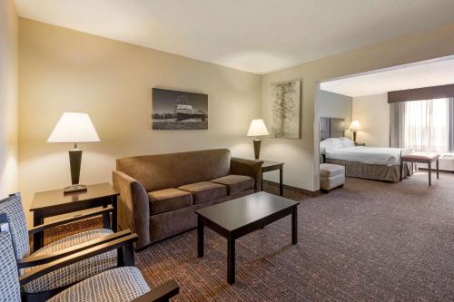 卡特湖倍斯特维斯特奥马哈机场酒店的酒店客房设有一张沙发和一张床