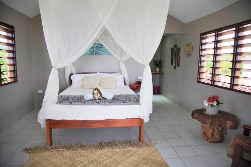 Epule拉梅尔度假酒店的一间卧室配有一张带天蓬的床