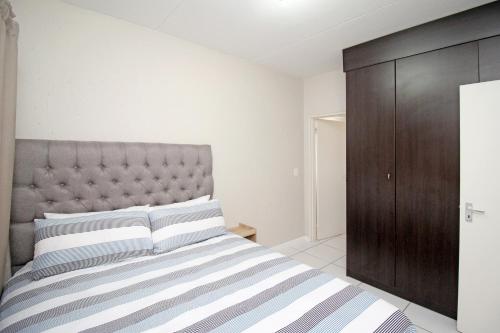 GREENWICH 2 bedroom 2 bath serv apart with 24hrs electricity客房内的一张或多张床位