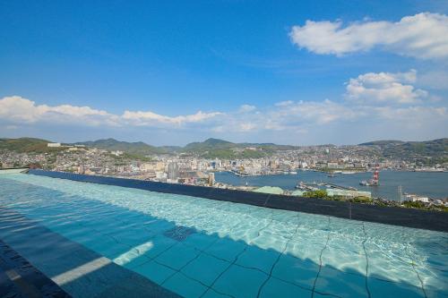 长崎Ooedo Onsen Monogatari Nagasaki Hotel Seifu的享有城市景致的大型游泳池