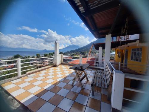 圣佩德罗拉拉古纳HOTEL PENELEU的阳台配有桌子,享有海景。