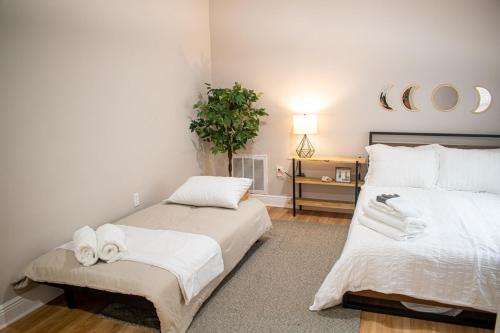 坦帕Glamorous Chic & Stylish New Renovated Ybor, Dt的一间卧室配有两张带毛巾的床