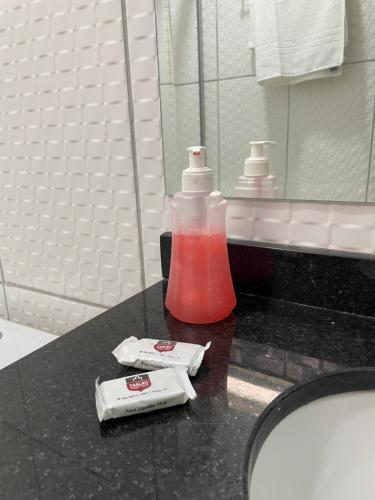 PicosMauri Center Hotel的浴室内一个柜台上的一个瓶子洗嘴