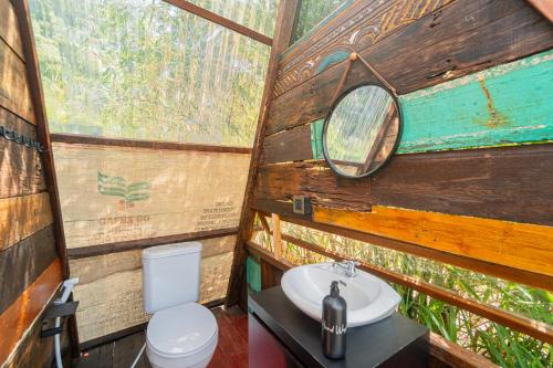 金塔马尼Cloud Hills Glamping的一间带卫生间和水槽的浴室