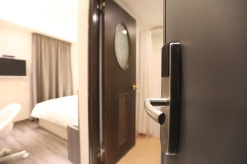 台北城美行旅的通往带床和浴室的房间的门