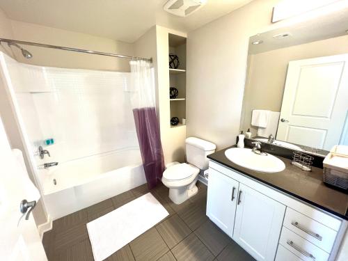 洛杉矶Luxury Residence Loft 3 Beds with Pool and Gym的一间带水槽、卫生间和淋浴的浴室