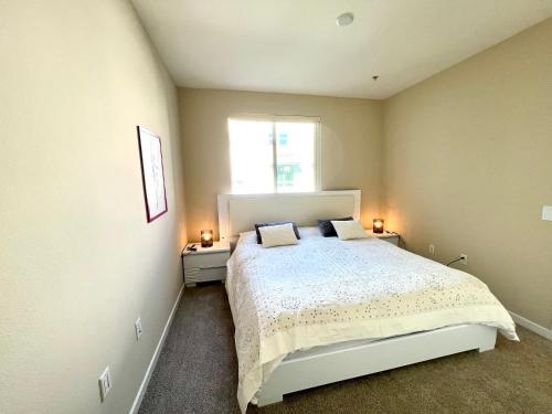 洛杉矶Luxury Residence Loft 3 Beds with Pool and Gym的一间卧室配有带2个床头柜和1扇窗户的床