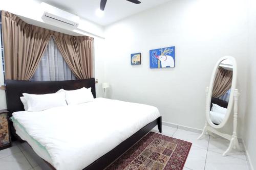 新山The Penggawa Homestay - 3 comfortable bedrooms的卧室配有白色的床和镜子