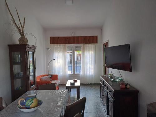 阿肖海Chalet La Mambu的客厅配有平面电视和桌子。