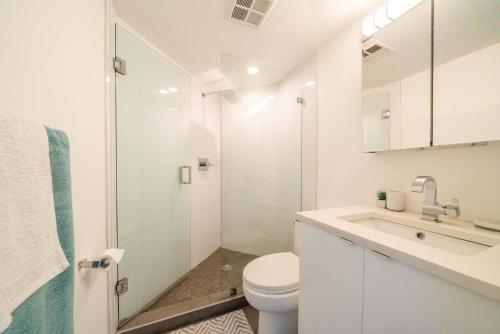 温哥华Sunset Beach Walk 2BD+2BA+1PRK Yaletown的白色的浴室设有卫生间和淋浴。
