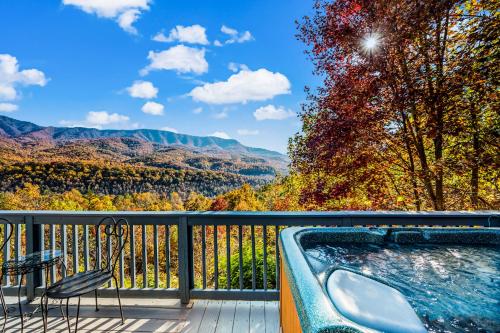 加特林堡Barenberg Cabin - Secluded Unobstructed Panoramic Smoky Mountains View with Two Master Suites, Loft Game Room, and Hot Tub的山景甲板上的热水浴池