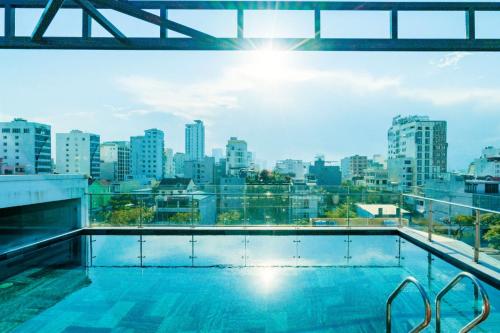 岘港Dérive Boutique Villa & Apartment Da Nang的享有城市景致的游泳池