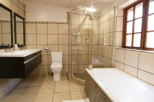 德尔斯特鲁姆Critchley Hackle的带浴缸、卫生间和盥洗盆的浴室