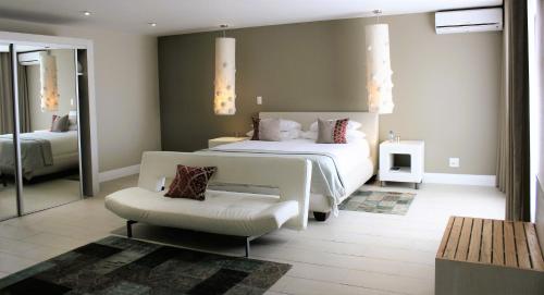 斯瓦科普蒙德Atlantic Villa Boutique Guesthouse的卧室配有一张白色大床和一把椅子