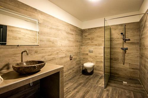 韦基奥圣露西港口Via Mare的一间带水槽、淋浴和卫生间的浴室