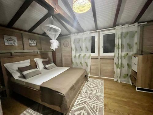 Rivière-PiloteMahogany Lodge - Oasis cosy的一间卧室,卧室内配有一张大床