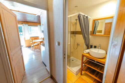 勒布罗伊斯盖特格朗德雷诺酒店的一间带水槽、淋浴和镜子的浴室