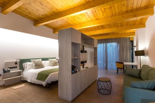 Xerta雷蒂罗别墅酒店 的一间卧室设有一张床和木制天花板