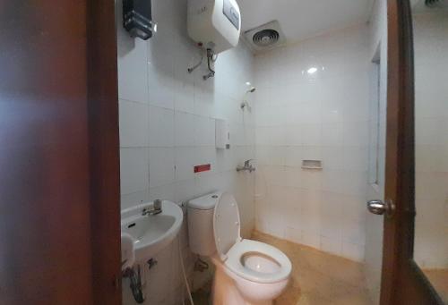 日惹The Green Winotosastro Hotel Yogyakarta的一间带卫生间和水槽的浴室