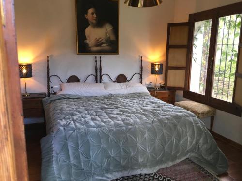 米哈斯科斯塔Las Gitanillas, villa with heated pool, La Cala de Mijas的卧室设有一张大床,设有两个窗户