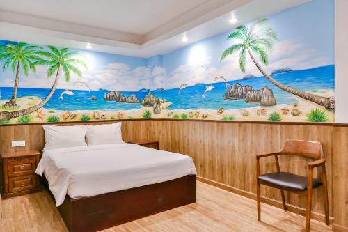 芽庄Azura Gold Hotel & Apartment的一间卧室配有一张床和一个壁画