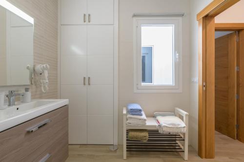 蓬塔穆赫雷斯Casa Roman的白色的浴室设有水槽和镜子