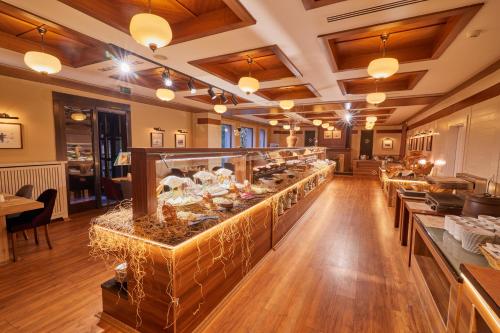 埃尔祖鲁姆德德曼帕兰朵肯滑雪旅舍酒店的一间在房间内提供自助餐的餐厅