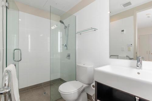 派西亚The Waterfront - Paihia Holiday Apartment的浴室配有卫生间、盥洗盆和淋浴。
