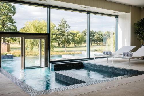 莱斯比Laceby Manor - Spa & Golf Resort的享有房屋景致的游泳池