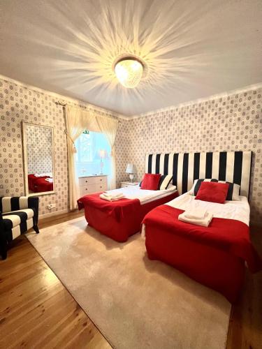 拉赫蒂Mukkulan kartano的一间卧室配有两张床和吊灯。