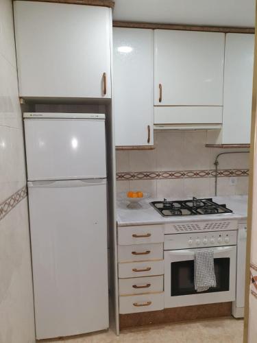 赫塔费Hermosa Habitación A individual. Getafe centro.Cerca del metro y Renfe的厨房配有白色橱柜、炉灶和冰箱。