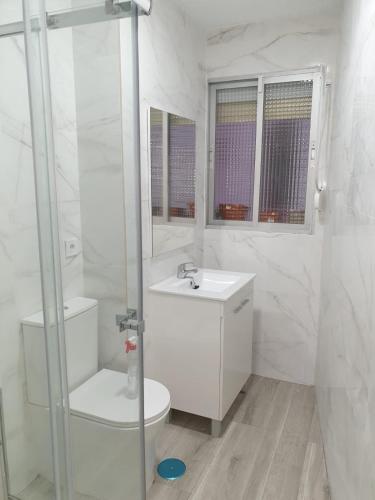 赫塔费Hermosa Habitación A individual. Getafe centro.Cerca del metro y Renfe的白色的浴室设有卫生间和水槽。