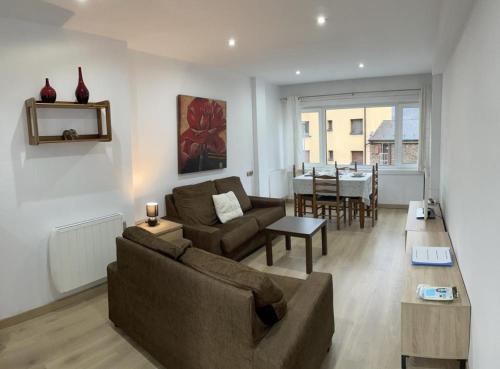 索尔德乌Nice apartment Soldeu Renttarter的客厅配有沙发和桌子