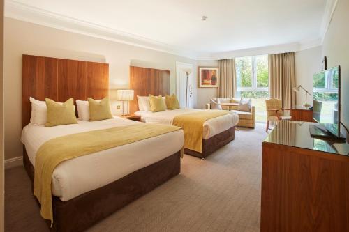 纽波特凯尔特庄园科尔德拉科特酒店的酒店客房设有两张床和电视。