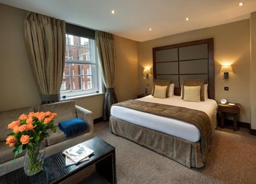 伦敦Wellington Hotel by Blue Orchid的酒店客房,配有床和沙发