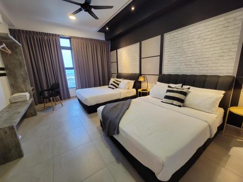 马六甲Atlantis Residences By 360 HOME的酒店客房配有两张床和吊扇。