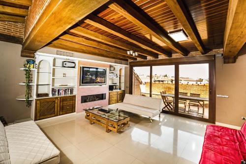 AldeatejadaCasa Rural Spa La Chirumba的带沙发和电视的客厅