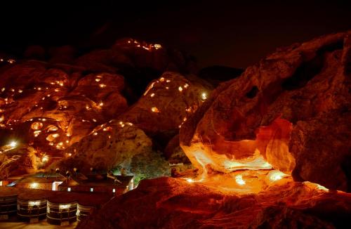 Al Ḩayy小佩特拉贝德营地旅馆的一群晚上有灯光的岩石