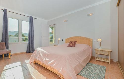 阿尔加约拉德拉海洋度假屋的白色的卧室设有床和窗户