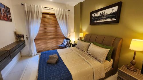 莎阿南Aldridge Residence Tropical Suite - EMIRA的一间卧室设有一张大床和一个窗户。